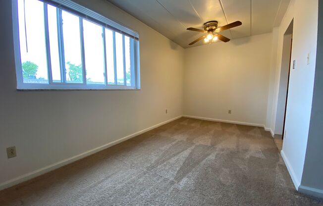 2 beds, 1 bath, $1,150, Unit B-23