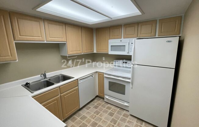 Beautiful 2 BD | 2 BA Condo w/ Amenities- Murrayhill!