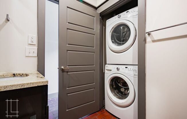 2 beds, 2 baths, $2,100, Unit 727 N. 4th St. Apt. 128