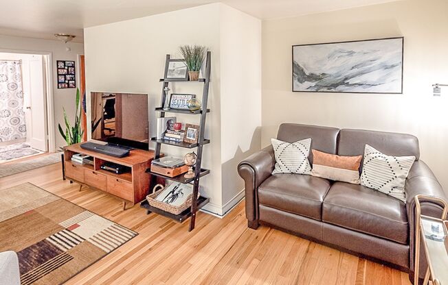 1 bed, 1 bath, 580 sqft, $1,945, Unit Hamrick 101