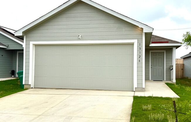 AVAILABLE NOW! 4 Bedroom / 2 Bath Home In Mission Del Lago!