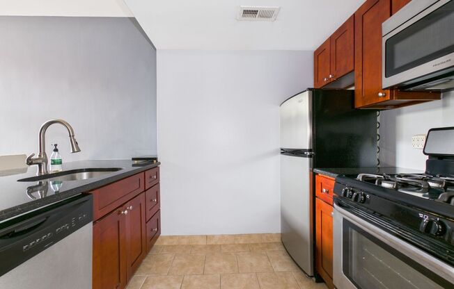 Bright One Bedroom Apartment in Spring Garden + Parking!