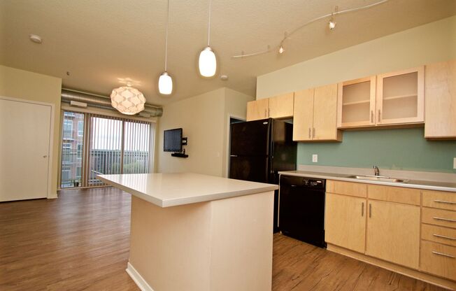 3 beds, 1 bath, $2,235, Unit 604