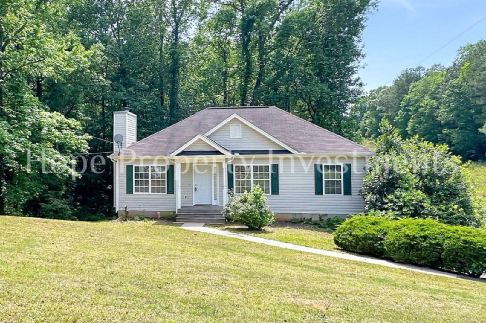 NEWNAN- 80 Corn Crib Dr 3/2 with basement.