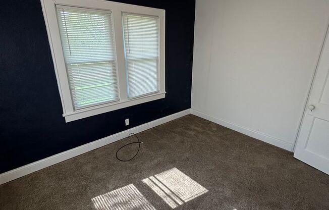 Available Now! 2 Bed 1 Bath Home! $1,050.00