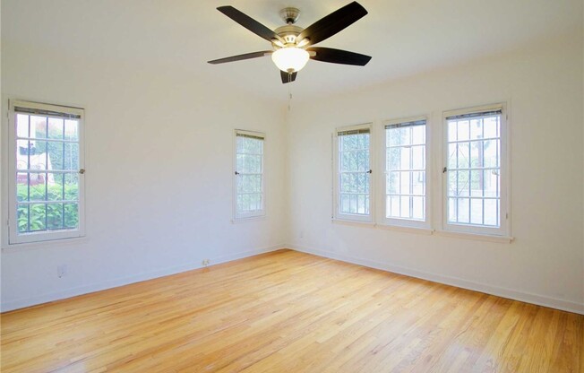 1055 S CRES HTS BLVD