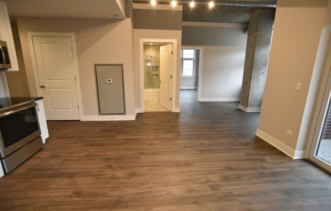 2 beds, 2 baths, 976 sqft, $4,275, Unit 3833-722