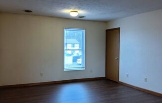 3 beds, 1 bath, 1,034 sqft, $995, Unit Apt. B