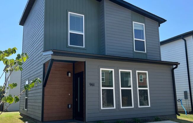 LEASING SPECIAL 1/2 OFF FIRST MONTHS RENT!! Now Leasing - Featherston Village - Modern Living