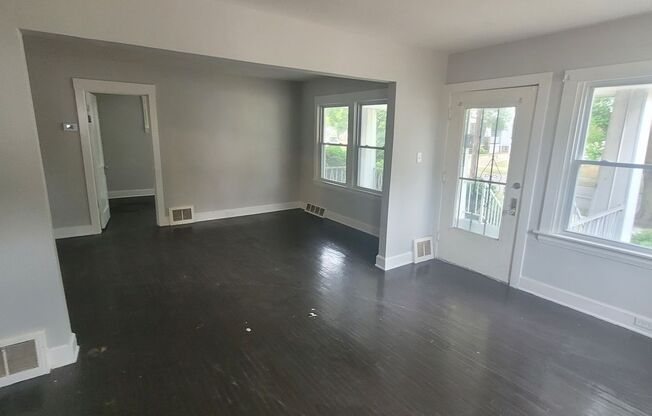 2 beds, 1 bath, 900 sqft, $900