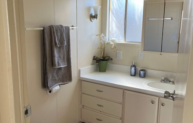 2 beds, 2 baths, 800 sqft, $3,350, Unit 112