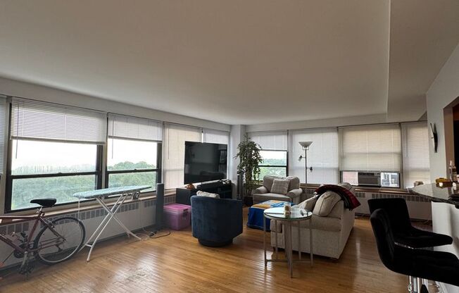 2 beds, 1 bath, 1,200 sqft, $3,275, Unit 418-1105