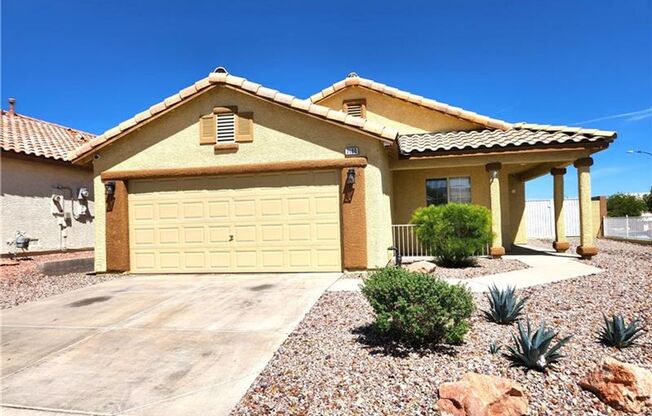 Single-story 3 bedroom home avaible for immedate move-in