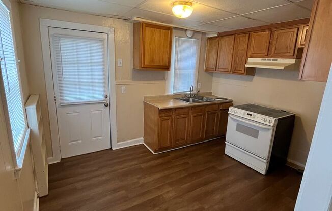 3 beds, 1 bath, $1,560