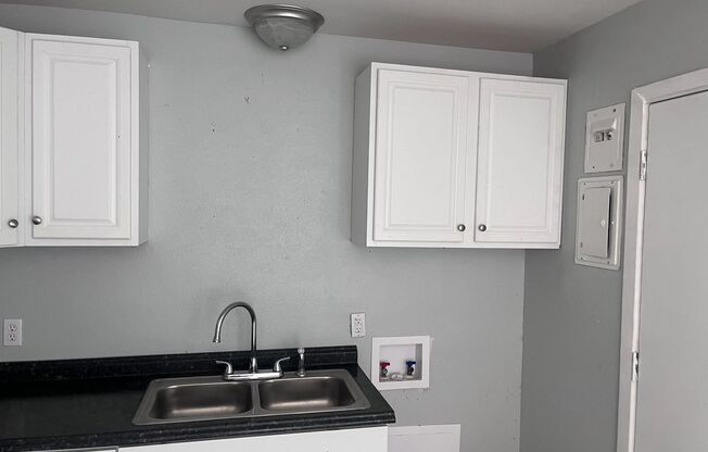 2 beds, 1 bath, $995, Unit # #B