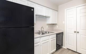 2 beds, 2 baths, 932 sqft, $999