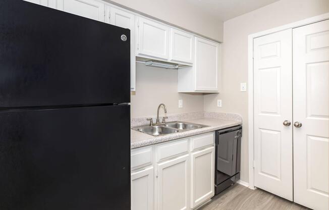 2 beds, 2 baths, 932 sqft, $999