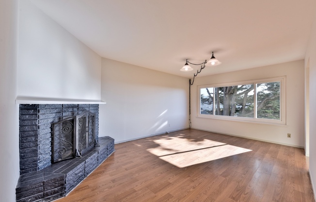 Light filled home+ Pet Friendly + Deck+ Lovely Yard