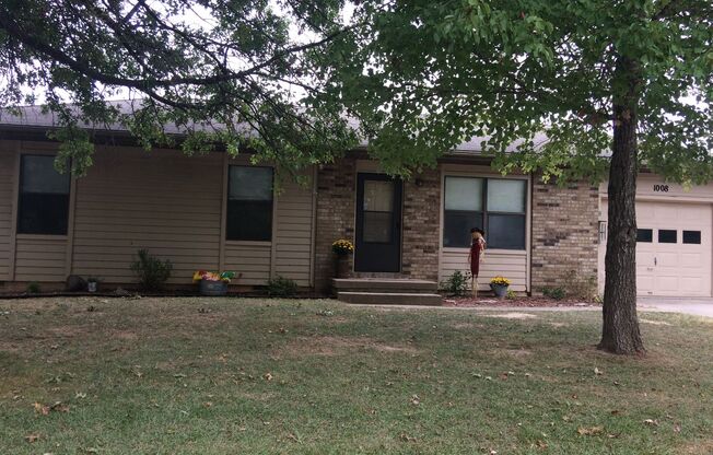 3 Bedroom Ranch Nixa-new carpet