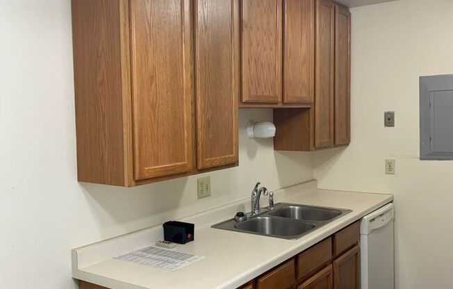 2 beds, 1 bath, $825, Unit 1502-23