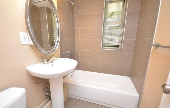 2 beds, 1 bath, 835 sqft, $4,100, Unit 135