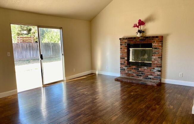 $2,075 Peach & Herndon, 3 Bedroom Home -  W. Palo Alto, Clovis - MOVE IN BONUS