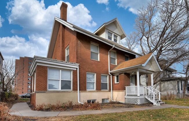 Charming one bedroom! Convenient business district location.