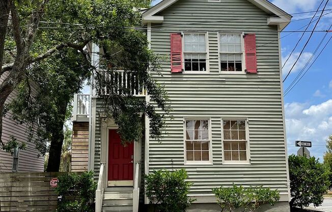 Available 9/9. Gorgeous 2 BR/1 BA Unit in the Historic East Side!