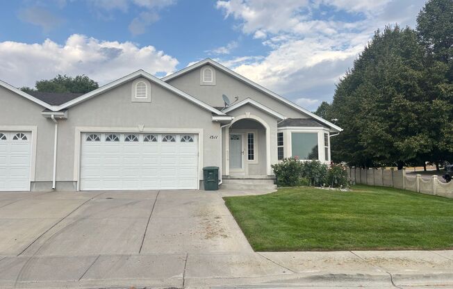 Beautiful 2 Bedroom 2 Bathroom Storage Galore!