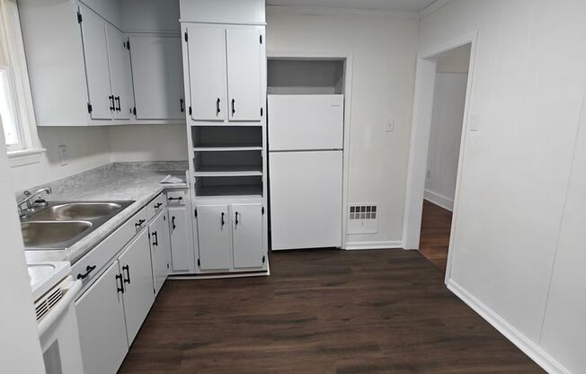 2 beds, 1 bath, $1,300