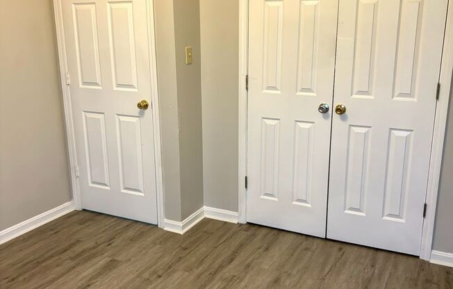 3 beds, 1 bath, 900 sqft, $850, Unit 526-204 Locher Alley