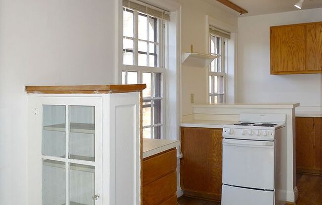 2 beds, 1 bath, 860 sqft, $1,305, Unit 24 - 212