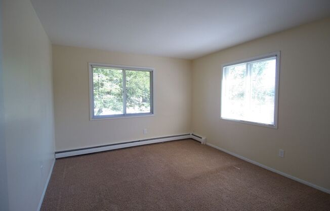2 beds, 1 bath, 900 sqft, $1,195, Unit 4705 Indian Hills Dr., #10, Mount Pleasant, WI 53406