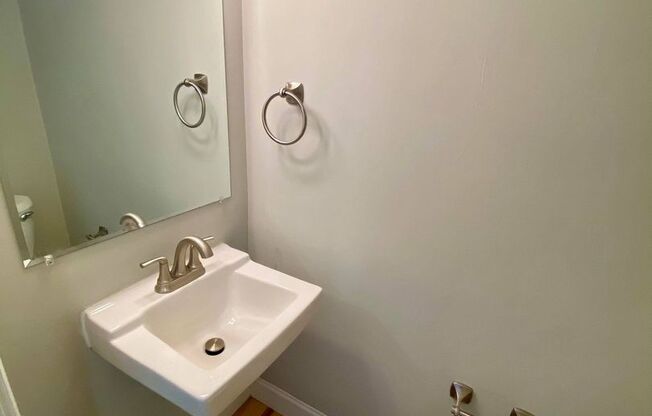 Charming 3 Bedroom/ 1.5 Bathroom Townhome in Rosedale, MD!