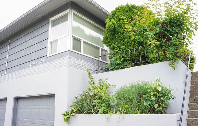 Updated Vintage 2Bed Courtyard Flat w/Hardwoods & DW by Mt. Tabor!