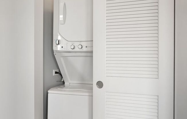 2 beds, 1 bath, 451 sqft, $2,300, Unit 811