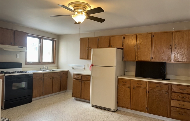 2 beds, 1 bath, 1,200 sqft, $2,400, Unit 1