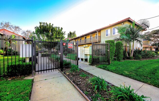 2 beds, 1 bath, $2,295, Unit 2432 Bradshawe, Unit B