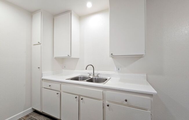 2 beds, 1 bath, 858 sqft, $2,095, Unit 084