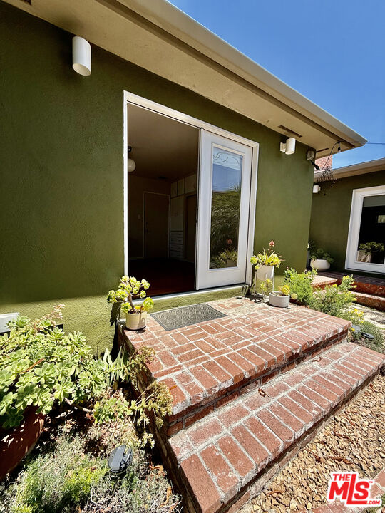 7462 W 80 ST