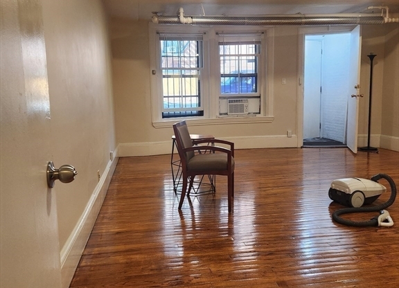 Studio, 1 bath, 425 sqft, $2,200, Unit 2