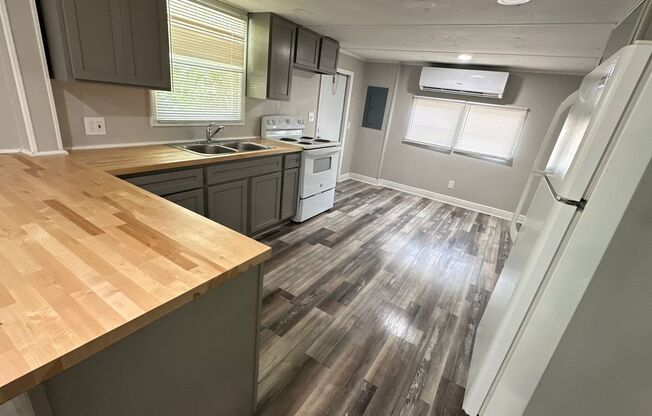 CUTE!  2 BEDROOM / 1 BATH MANUFACTURED HOME (CASSELBERRY)