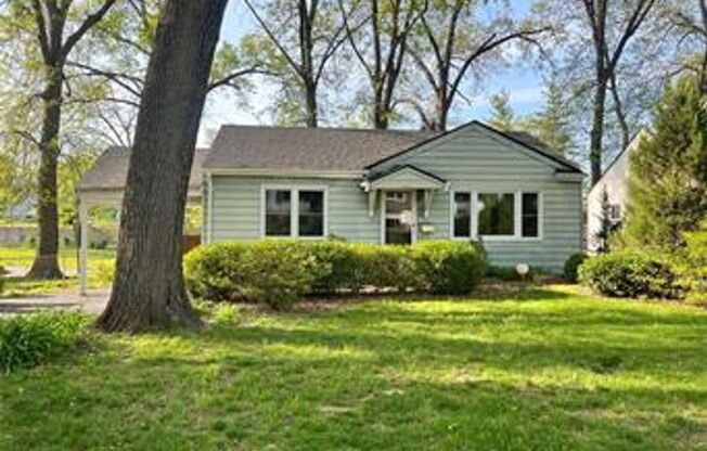 Adorable 2 bed, 1 bath home in wonderful Kirkwood.