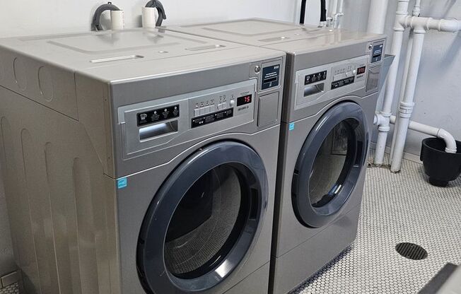 2 beds, 1 bath, 860 sqft, $1,825, Unit LJ