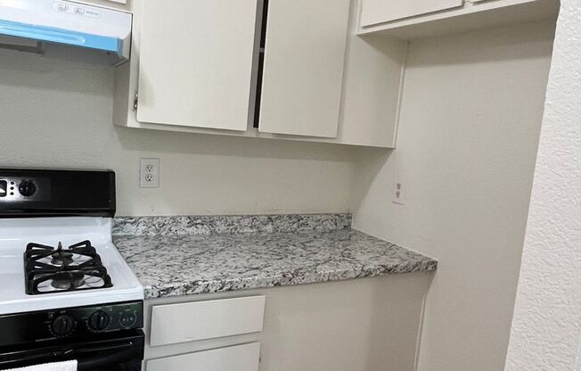 2 beds, 1 bath, 720 sqft, $2,095, Unit B6