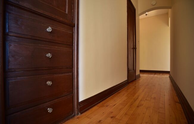 1p353 - 590 Merritt Avenue