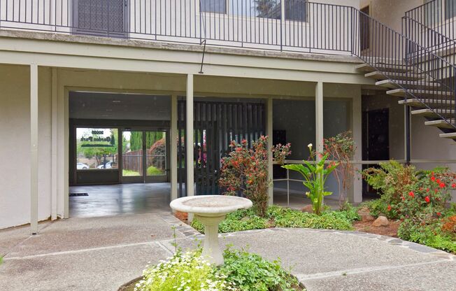 2 beds, 1 bath, 800 sqft, $2,450, Unit 10