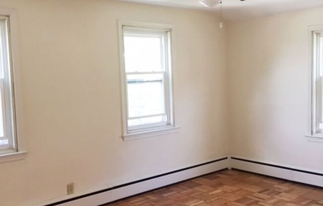 2 beds, 1 bath, 800 sqft, $1,695, Unit B21