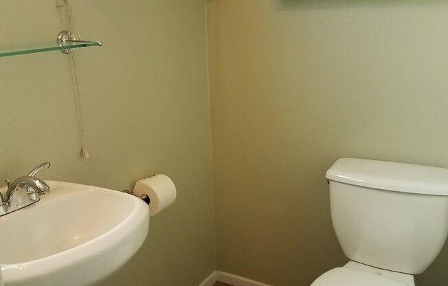 3-Bed, 1.5-Bath House w/1-Car Garage, Close to Commissary