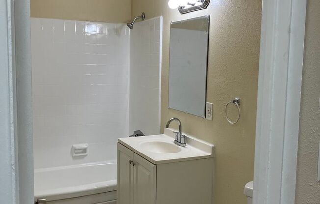 2 beds, 1 bath, 750 sqft, $1,995, Unit #3200C